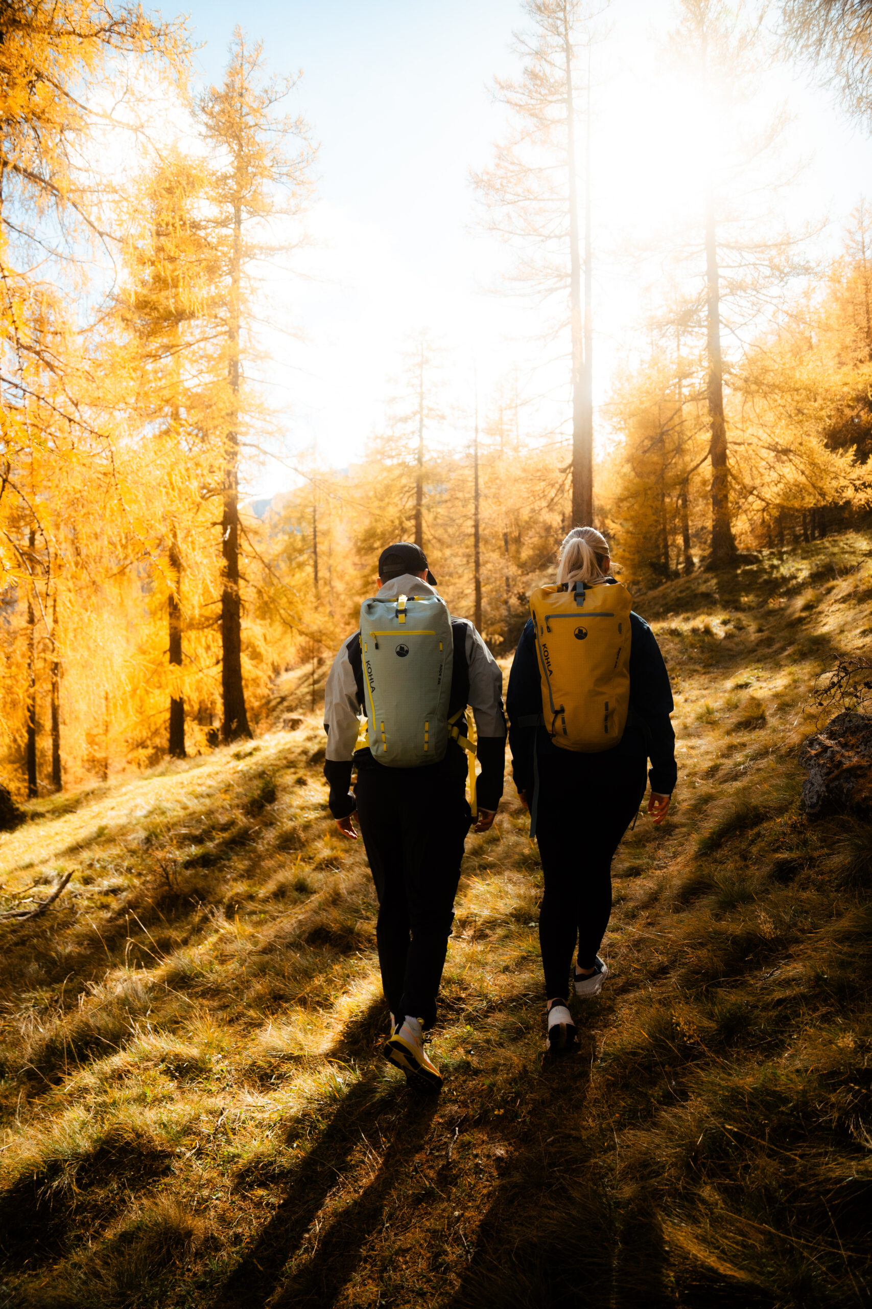Rucksäcke und Wanderstöcke bei Sport Danler in Neustift