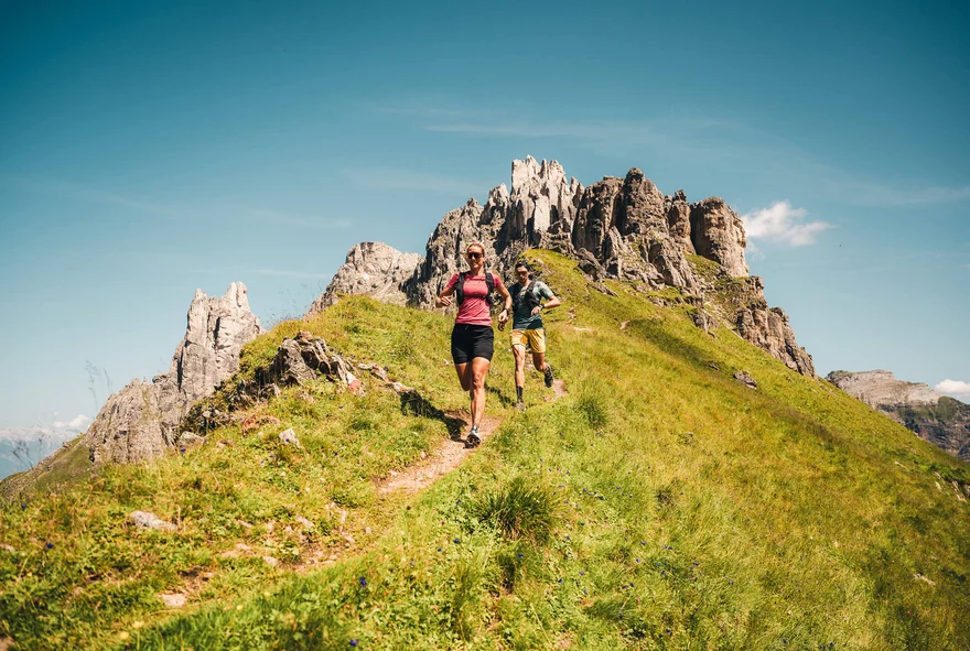 Funktionsshirts Jacken Kappen und Laufzubehör für den Stubai Ultratrail